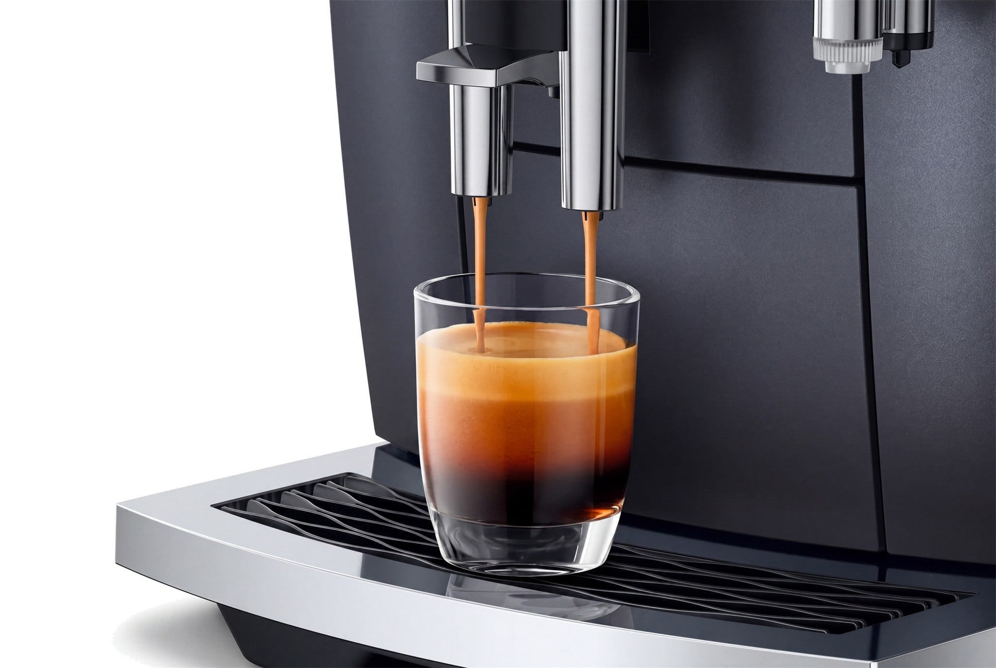 Espresso cayendo en el vaso con crema densa